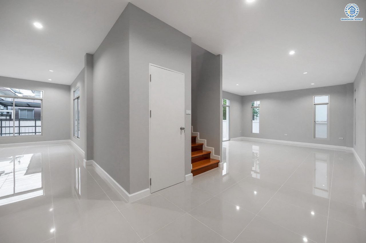 บ้านมือสองตกแต่งใหม่ โครงการ เดอะเวอรีเดียนโฮม กาญจนาภิเษก เนื้อที่กว้าง 86 ตร.ว. ฟังก์ชัน 3 ห้องนอน 3 ห้องน้ำ 1 ห้องอเนกประสงค์ 1 ห้องแม่บ้าน จอดรถได้ 4 จอด บนทำเลดี เชื่อมต่อถนนรัตนาธิเบศร์ ถนนนครอินทร์ ถนนกาญจนาภิเษก ใกล้รถไฟฟ้าสายสีม่วง "สถานีตลาดบางใหญ่" และจุดขึ้นทางด่วน "ศรีรัช"...